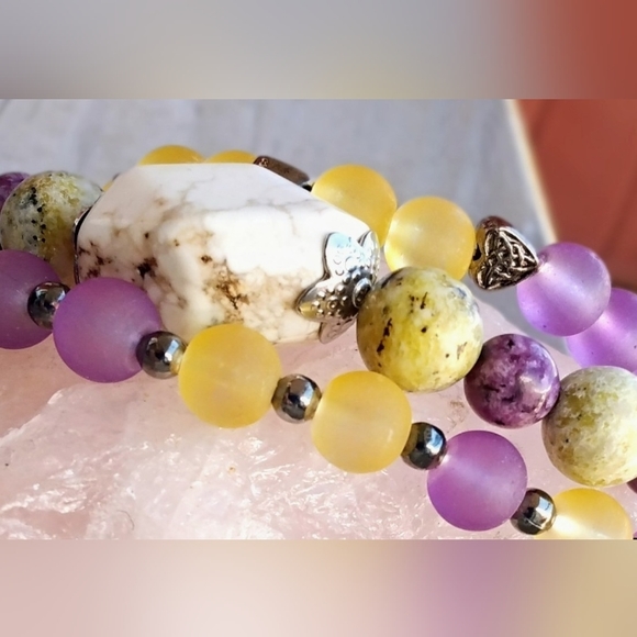 Howlite three bracelet stack - Picture 9 of 13